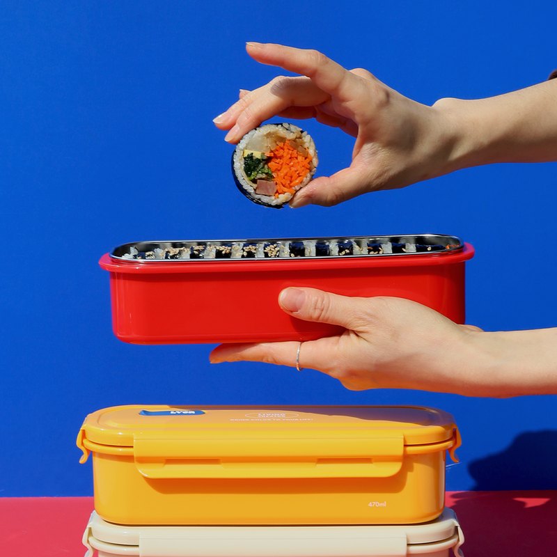 Hands placing kimbap into a KEEPER LONG